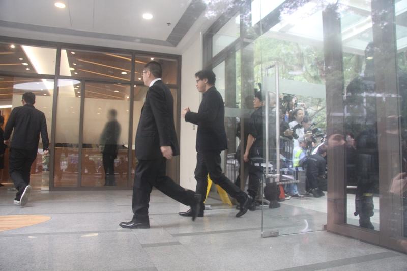 人死了，连个处理身后事的人都没有。光看着也觉得可怜，更不用说钱没花了的了。

虽