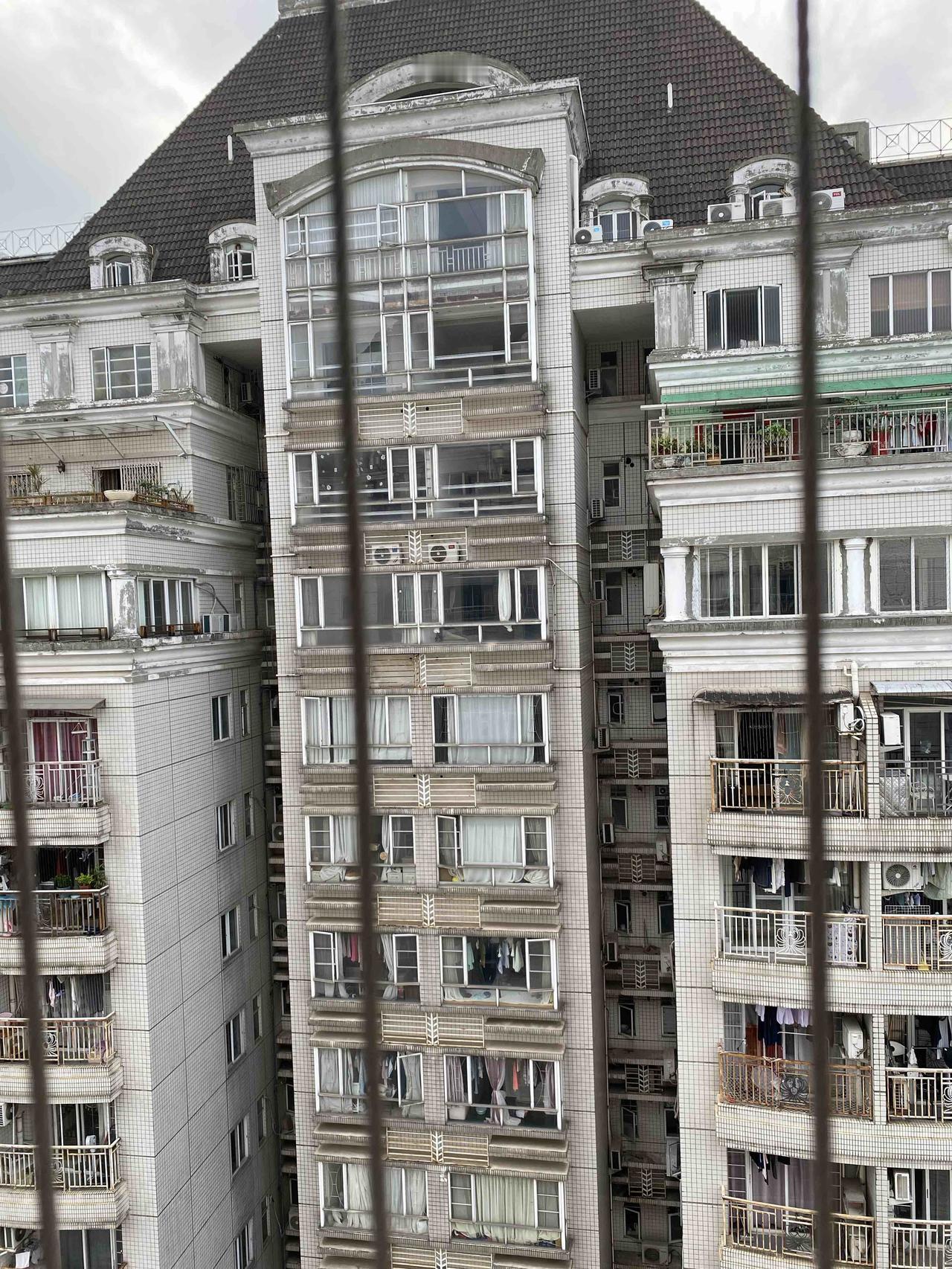 有人说城里就是一片一片的钢筋混凝土森林，有人还说城里的房子就像鸟笼子，住久了感觉