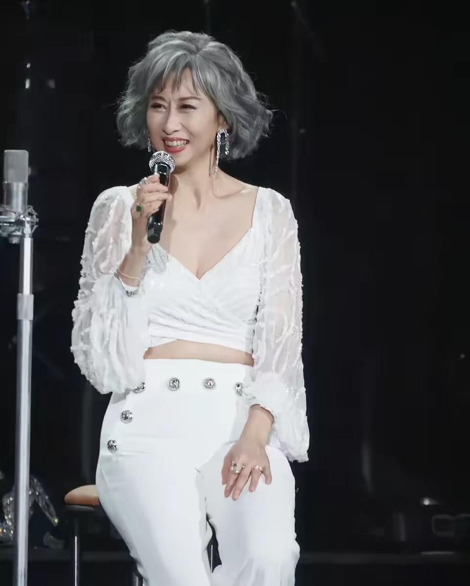 叶倩文65岁那状态，说35岁都有人信——每天4小时运动雷打不动，普拉提、撸铁、拉