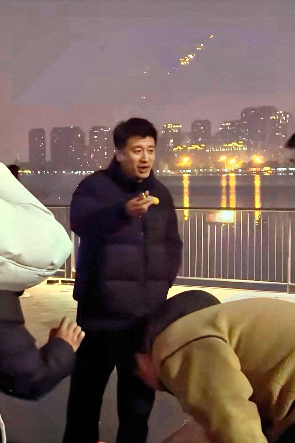 这是有钱人独有的快乐，
元宵节之夜，
据说张雪峰老师现身尹山湖，
放了一大堆烟花