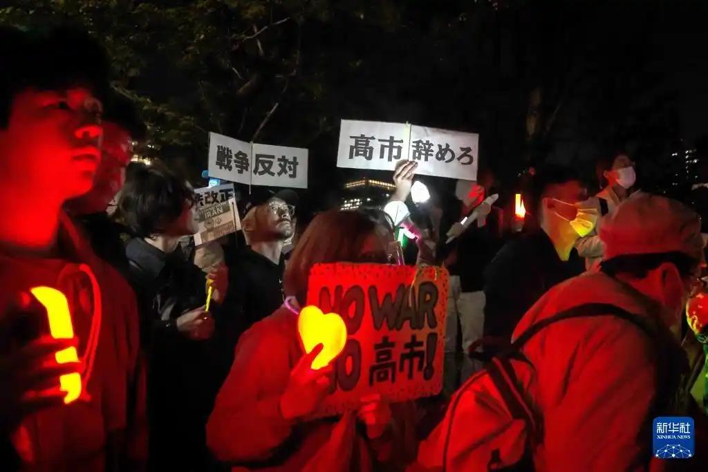 日本民众怒了！高市早苗扩军、出口杀伤性武器激起全国抗议，民生崩溃、支持率直线下滑