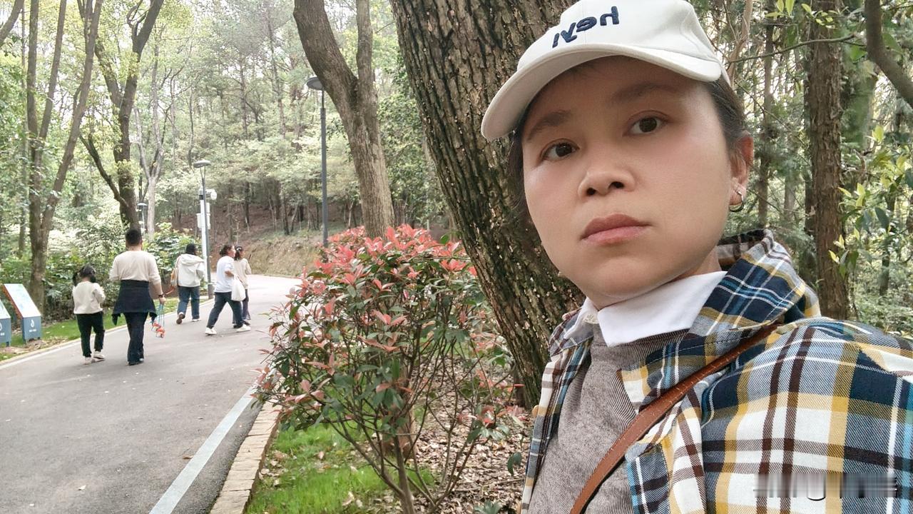 二婚老公说我从一个小肚鸡肠的女人，变成了一个明事理又开明的女人。

  我38岁