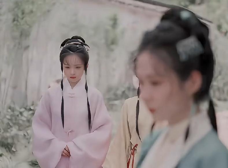 《兰香如故》撞破二小姐恋情，三小姐学狗叫救人。
三妹妹真是太好了太勇敢了发现杜翠