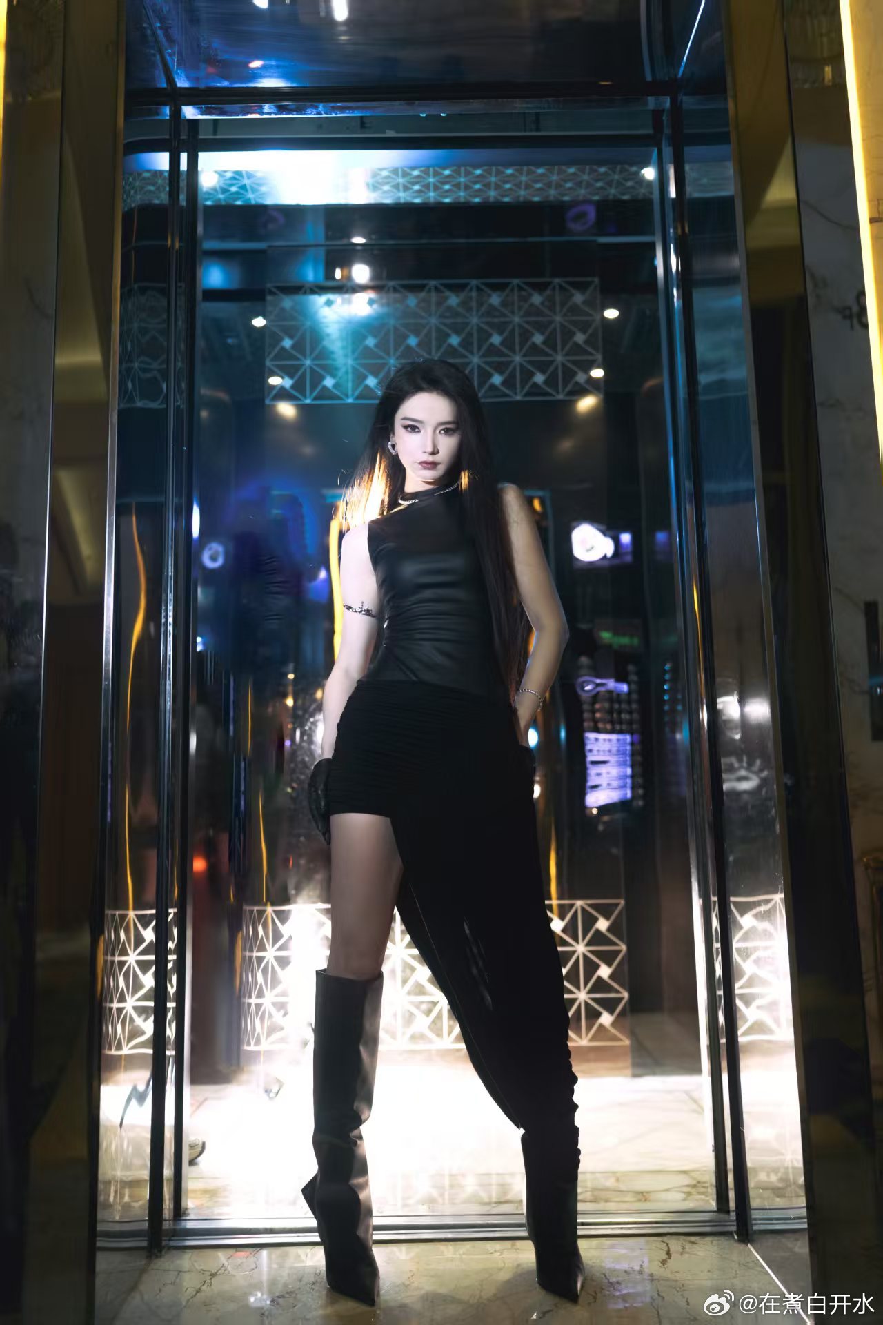 代斯公主抱谢娜被切镜头代斯镜头被切刚看到代斯帅气公主抱娜姐，镜头就切走了，还没看