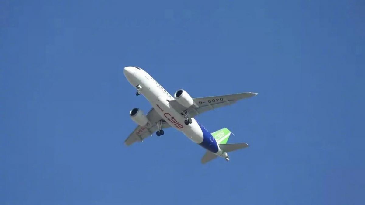国产大飞机迎来关键里程碑，C919高原型完成首飞，这一机型落地，正式标志C919