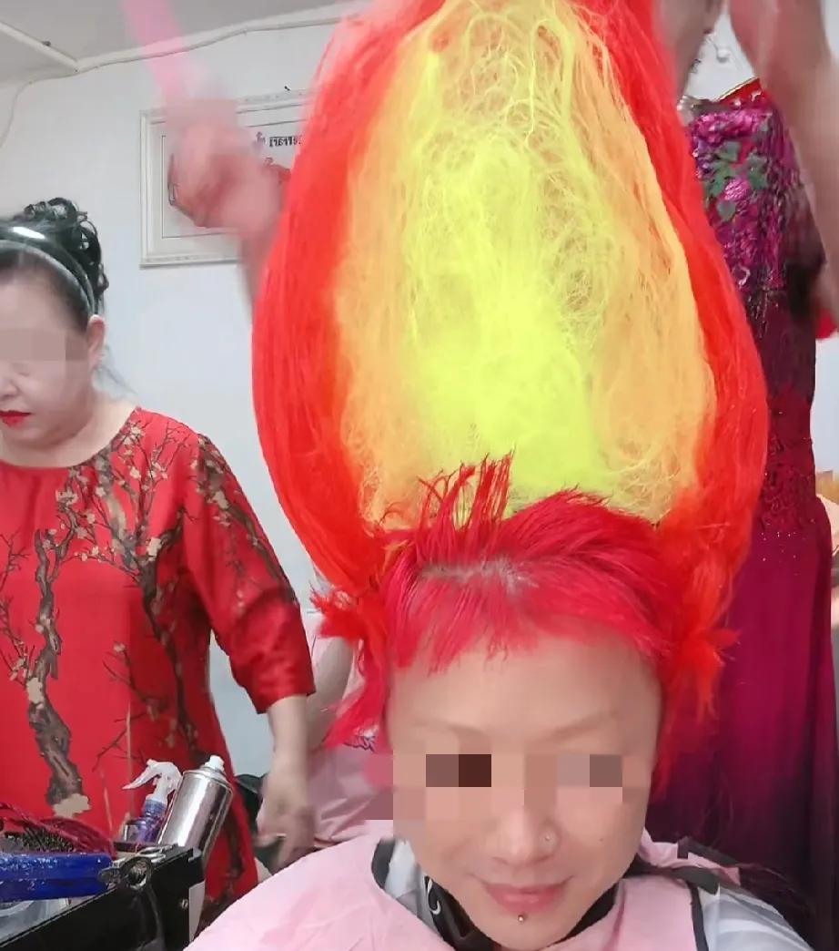 太神奇了！

自从看了董宇辉和董董聊天津盘头后，

就会刷到盘头视频！

瞧图中