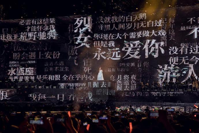 杨千嬅广州演唱会升级1.5版 三头鸟浴火重生的那一刻，全场沉默了一下。不需要太多