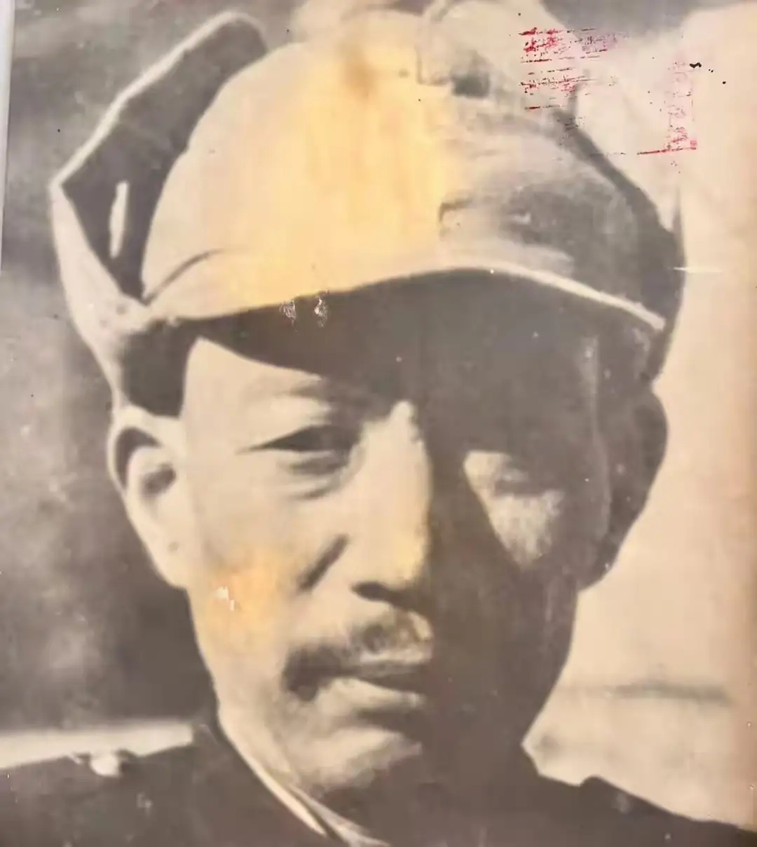 1948年，国军将领王清生兵败被俘的镜头，他两眼空洞一脸的绝望 