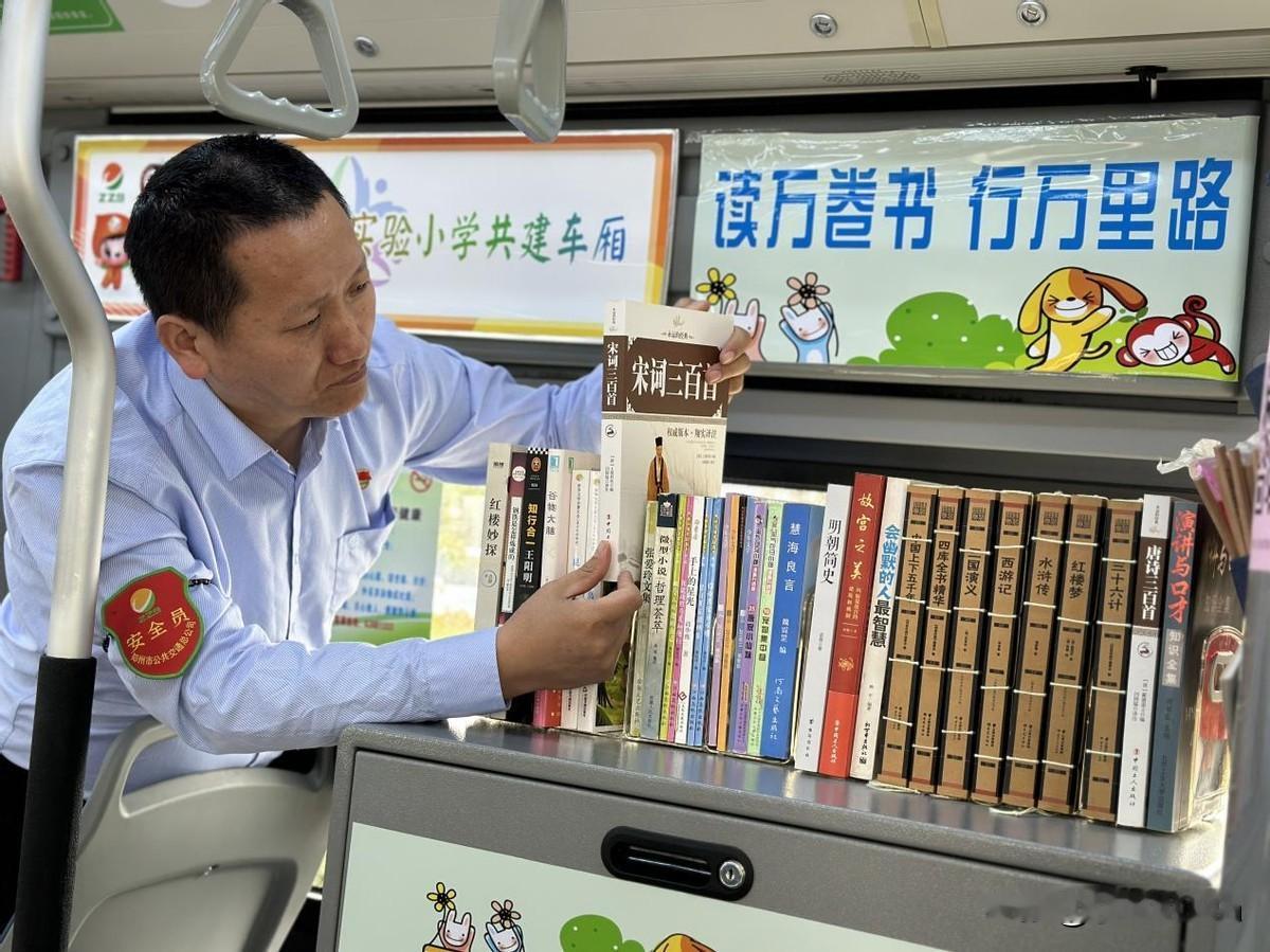 。
    车厢内设有暖心图书角，摆放绘本、童话、科普等青少年读物，书籍来自职工