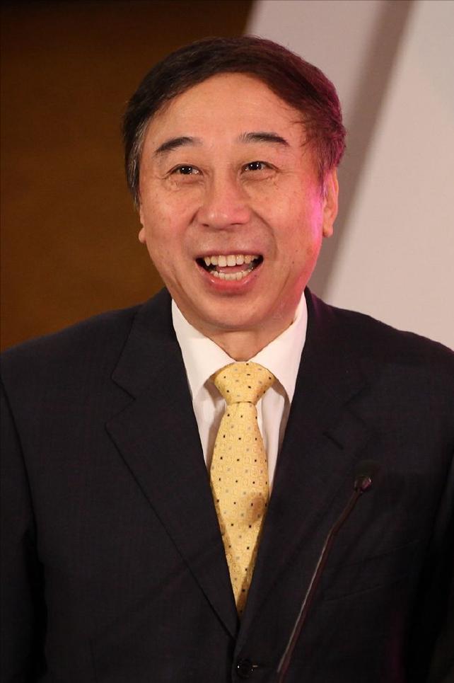 相声演员，冯巩，参加朋友聚会，谈到老爷子，非常遗憾，他说，我真羡慕你们，经常看望