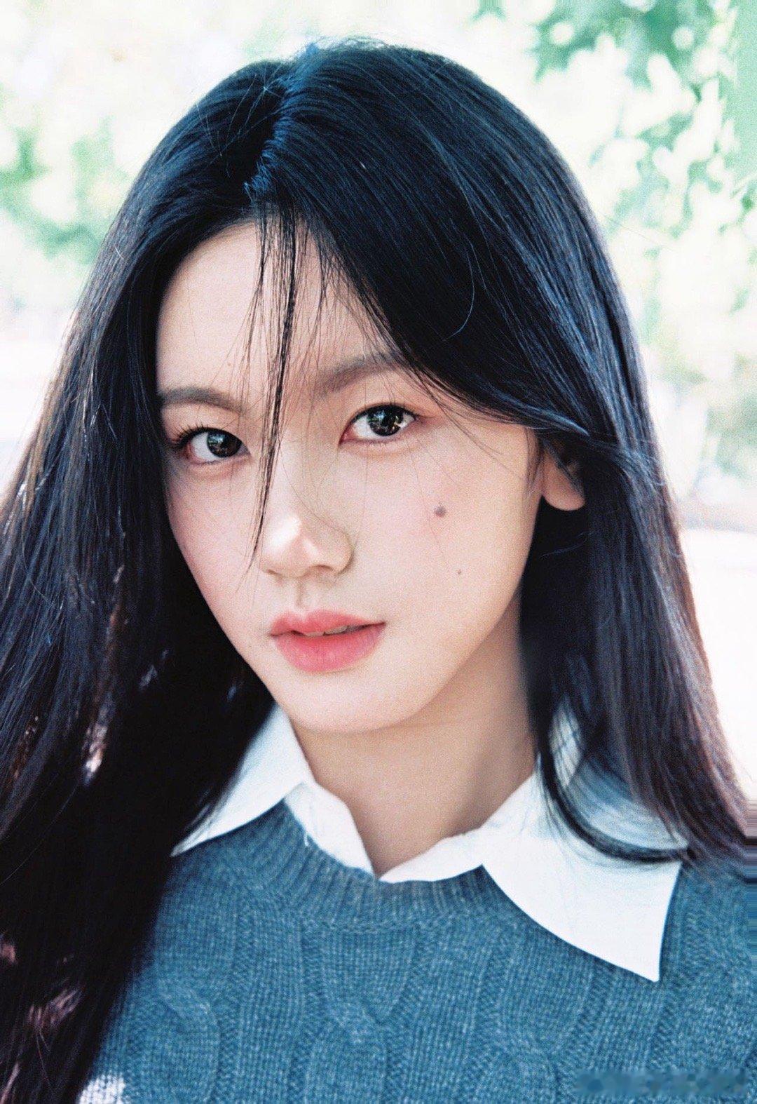 尤其是阳光洒在她身上的时候，瞬间有了古早书模那味儿，文艺又清新。不得不说内娱这“