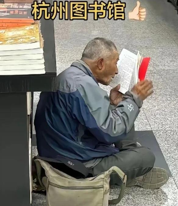 杭州那个被人投诉的“流浪汉”，其实叫韦思浩，毕业于浙江大学。1999年退休后，他