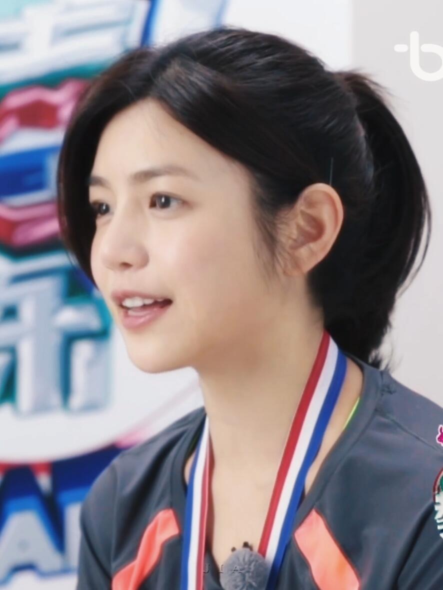 校花脸就该长这样脸上洋溢着青春的气息，笑起来有两个小梨涡甜甜的，彼时《报告教练》