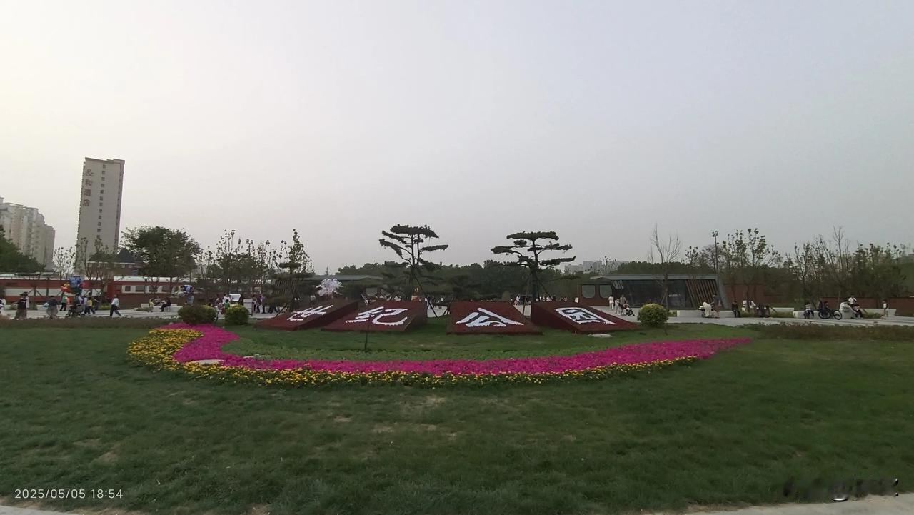 分享城市新鲜事这个五一小长假，过的好快，一转眼就过去了，曾经不热闹的郑州石化路中