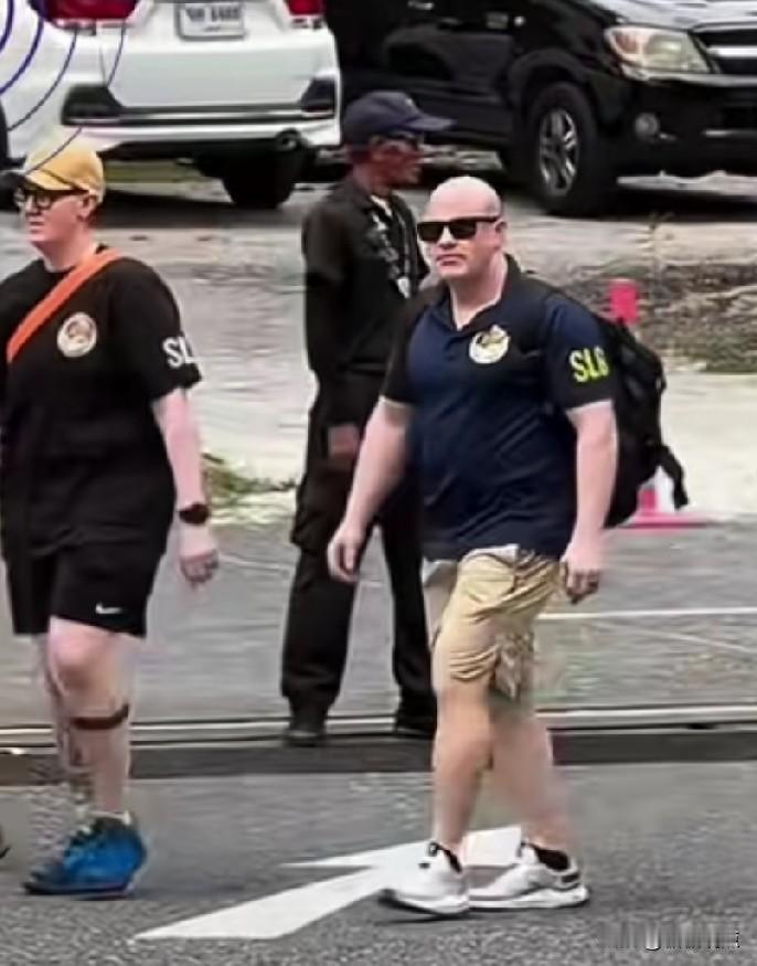 美国兵下个船溜达而已，怎么还大包小包跟搬家一样？下船的时候穿了统一的T恤，回头找