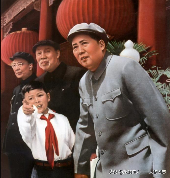 1954年5月1日毛主席与献花的八一学校学生刘春延交谈