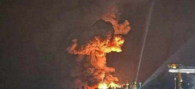 乌克兰这次是真没怂，直接掏出国产远程导弹，对着俄罗斯本土关键目标猛轰，港口油库炸