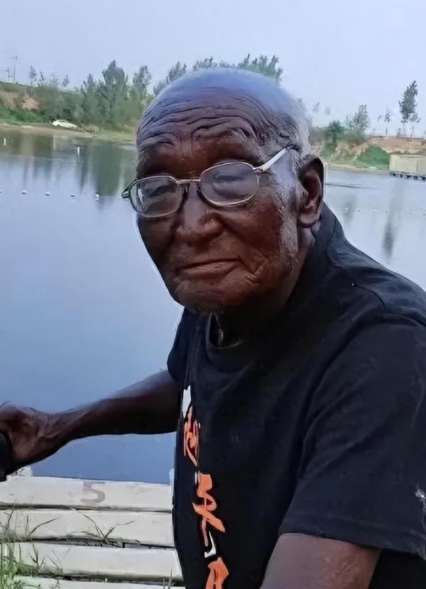 河北“钓帝”安国勇，75岁，前几天走了。医生诊断是白肺。可熟悉他的人都说，他是把