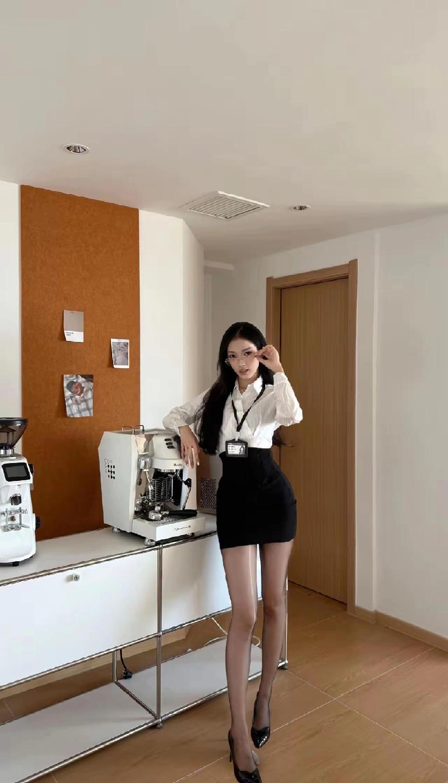 感情别较真
较真伤自身
缘分天注定
强求没意义
对你好的人
别让他寒心
对你冷的