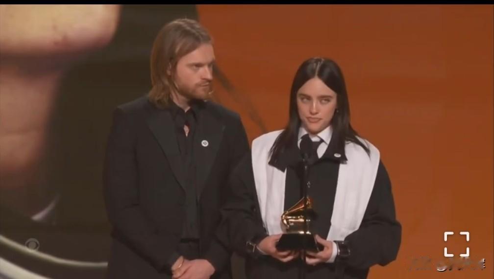 特朗普怒批格莱美奖：史上最烂没法看，怒斥艺人发言+回击主持人调侃
 
特朗普称，