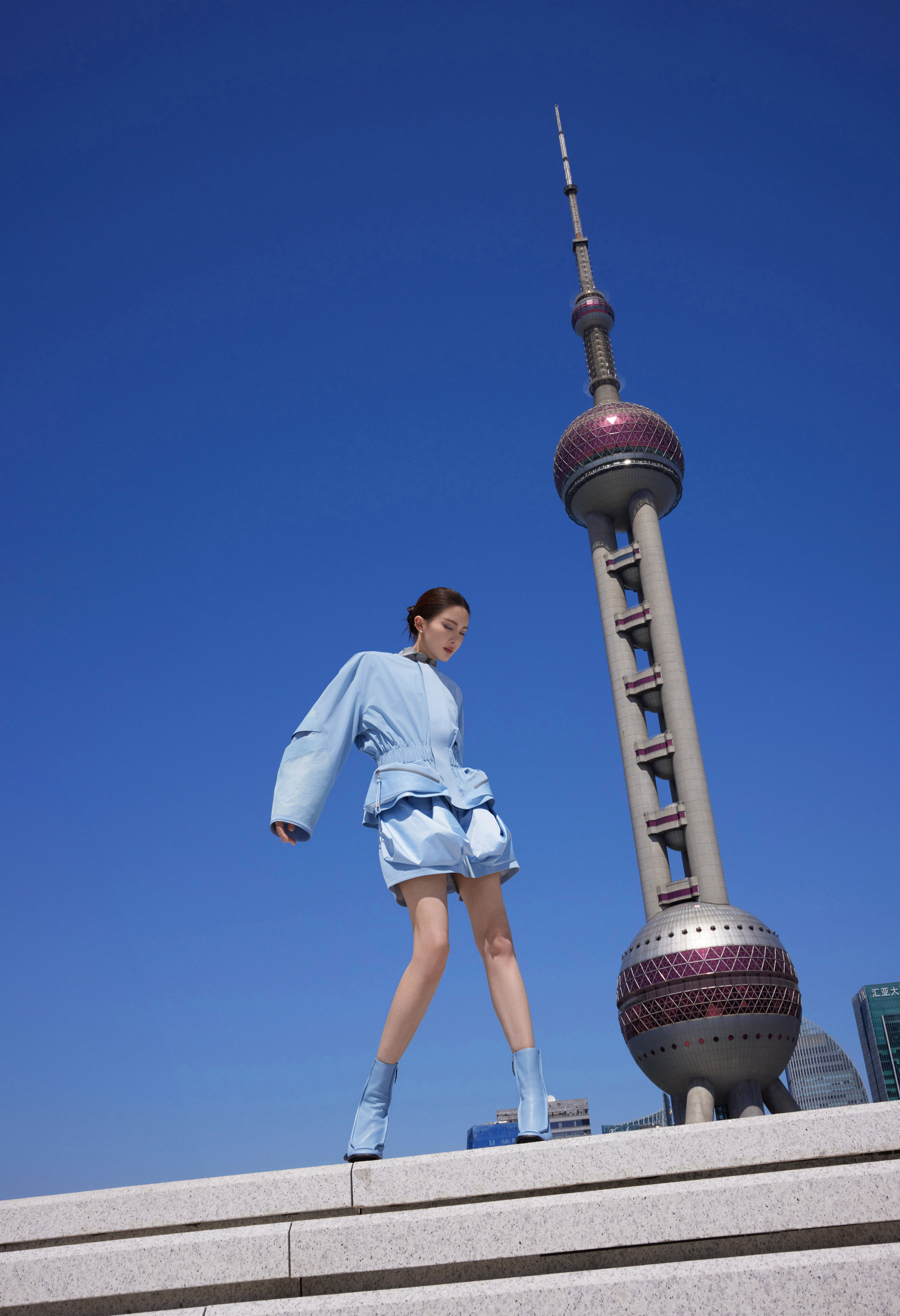 #金晨收腰花苞夹克##金晨和东方明珠合影#金晨和东方明珠的合影，展现她的时尚与优
