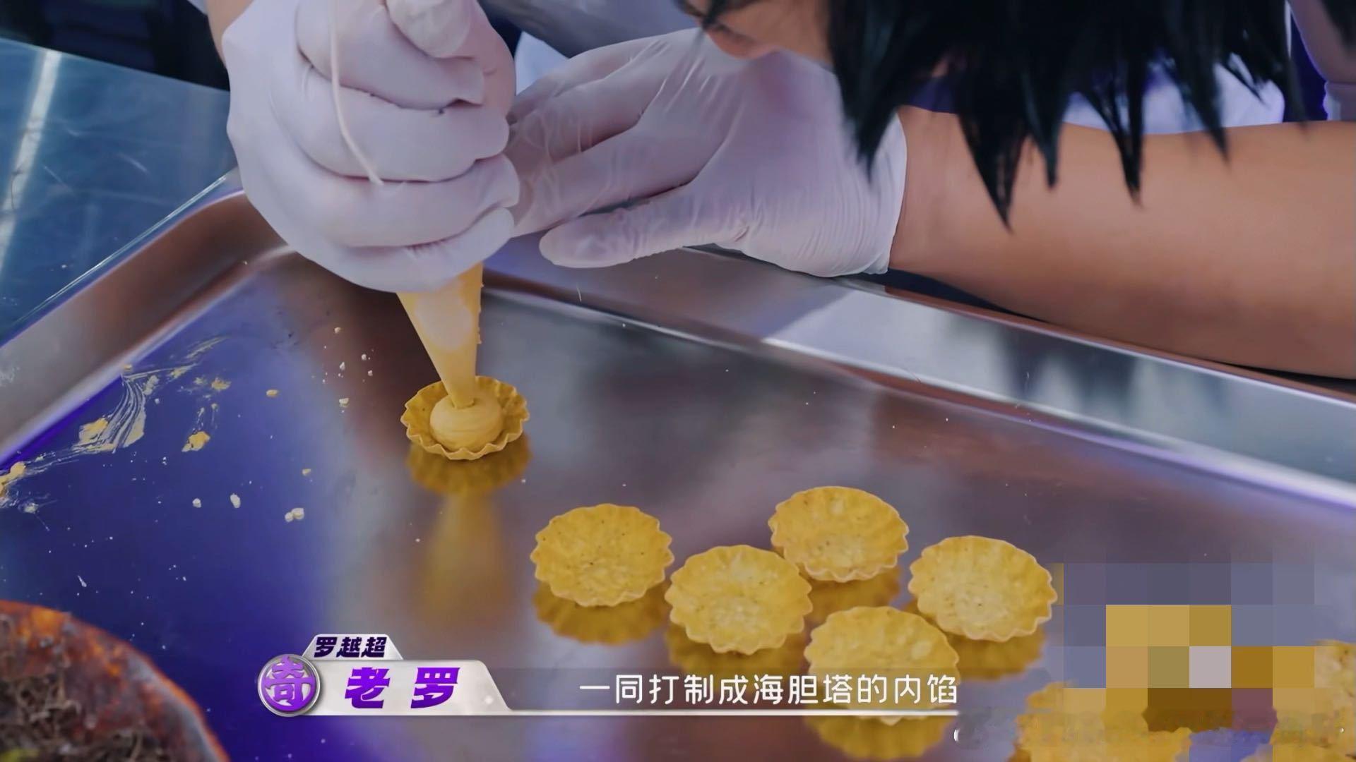 大凉山厨师做的海鲜塔 老罗的海胆塔和扇贝塔不止是海鲜，更像是一座装着大凉山风土的