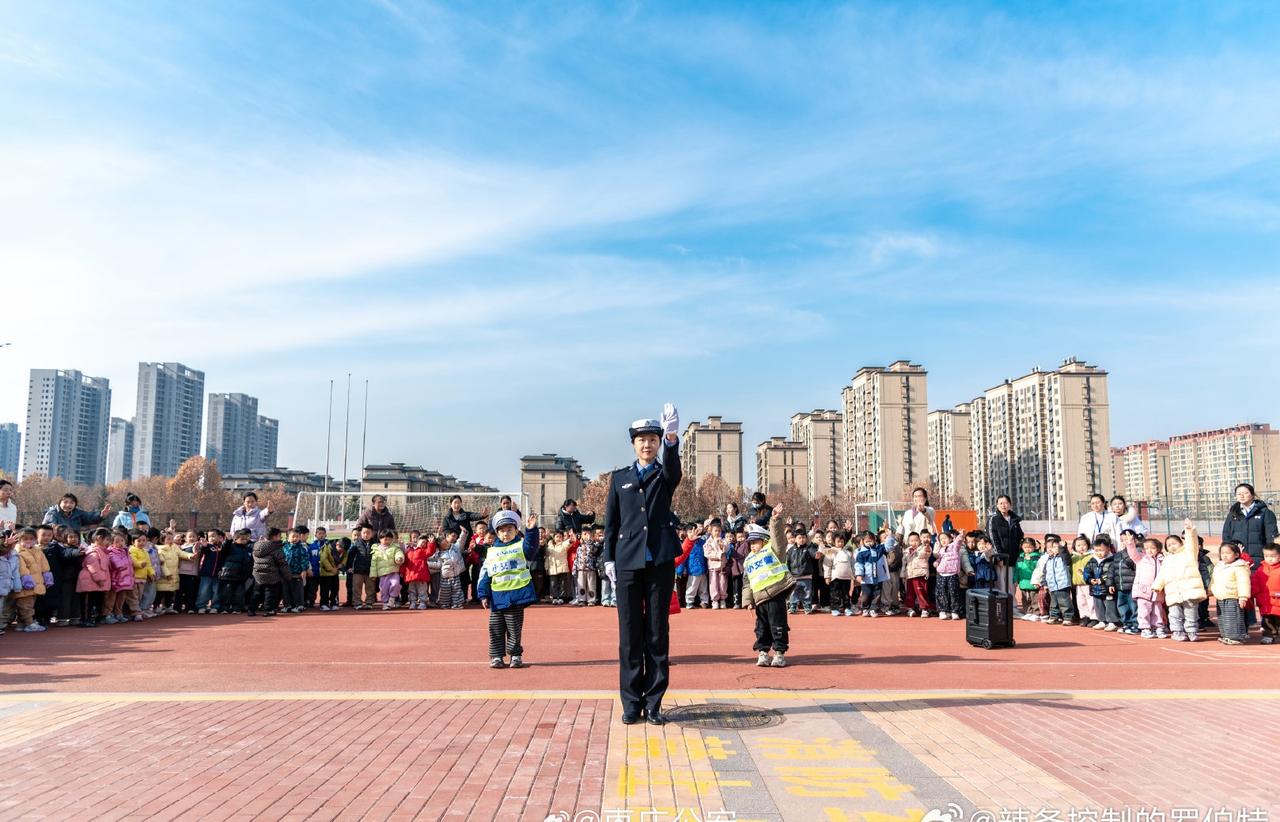 [太阳]提高反诈意识，避免掉入骗子的陷阱。早安！[努力][努力]枣安说早安反诈全