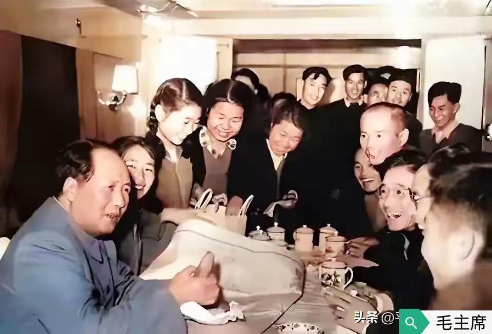 那个时候，毛主席无论走到哪里，都能和群众打成一片。这不，视察中，来到一个单位的办