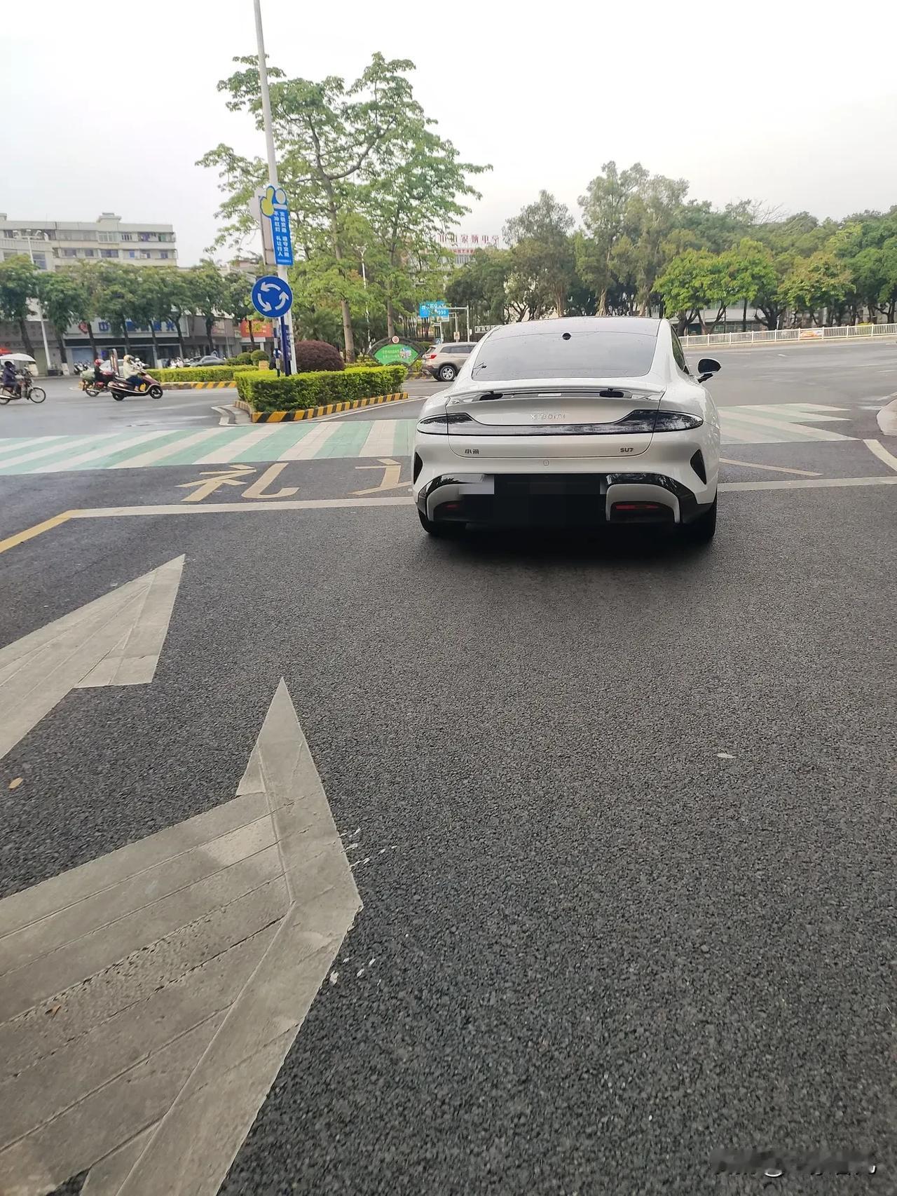下班的时候，我与同事一起回家，等红灯的时候，她突然指着前面一辆车说:看那车好特别