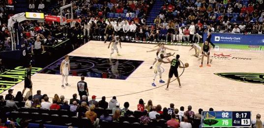 倚着防守突破上篮~！ 