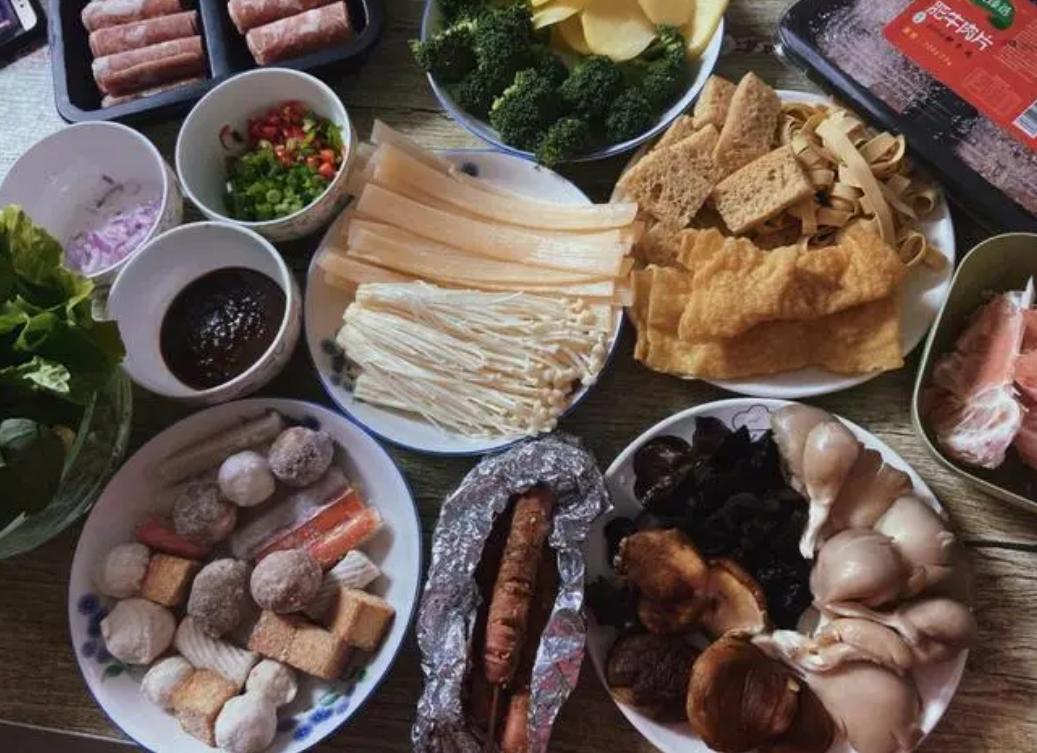 “真是始料未及！” 江西南昌，一大哥叫来老同学在家准备吃火锅，喝白酒。谁知空调坏