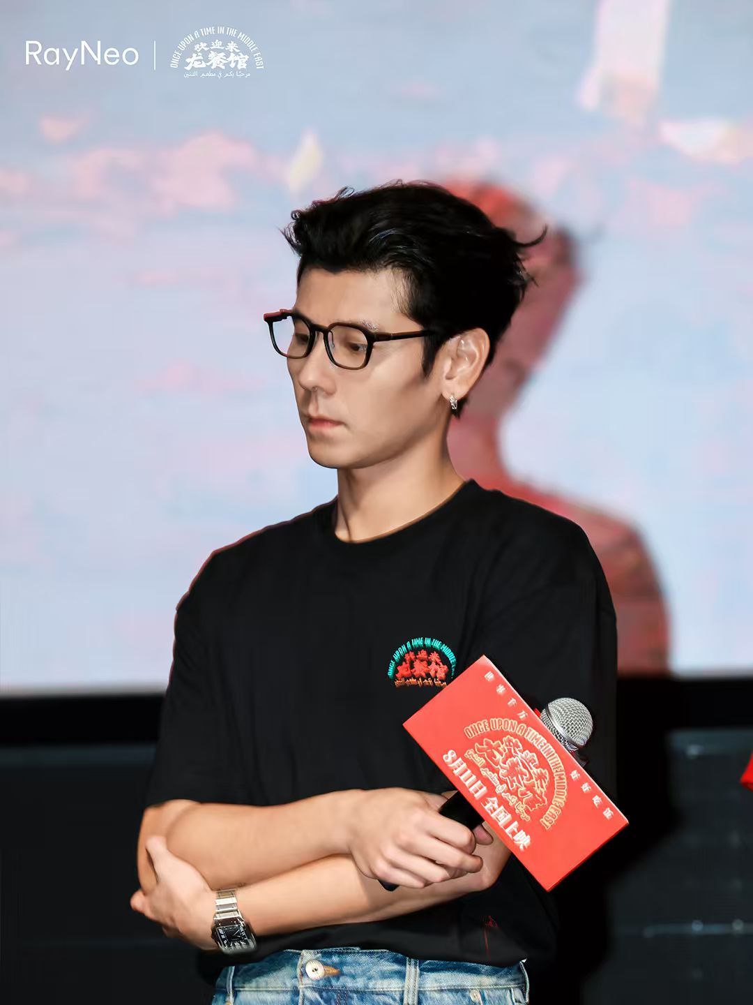 今天，《欢迎来龙餐馆》全国正式上映，蒋奇明路演太帅了，你注意到他戴的眼镜了吗？没