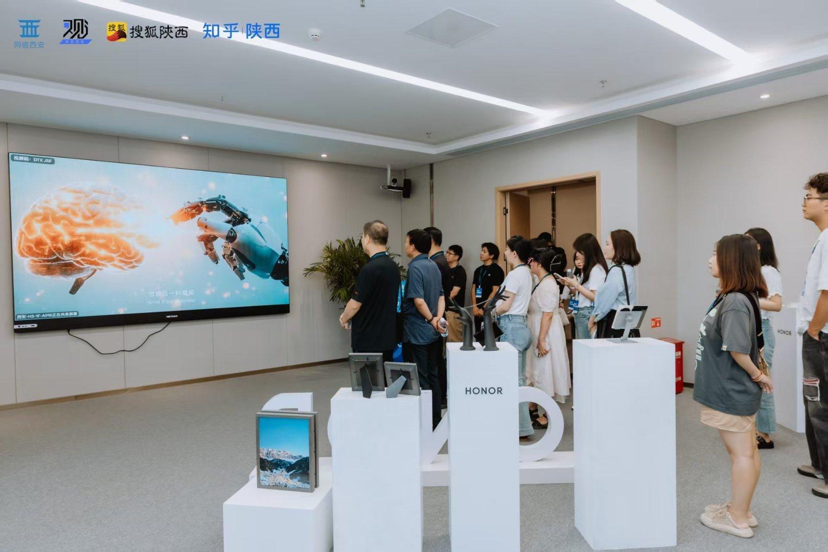 荣耀西安研发中心藏着一座“AI兵工厂”。40间实验室与15亿真金白银，正将冰冷代