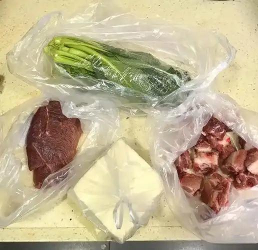 现在的物价真不贵，早上买了排骨，瘦肉，豆腐和青菜，一共花了30块钱，一家三口吃两