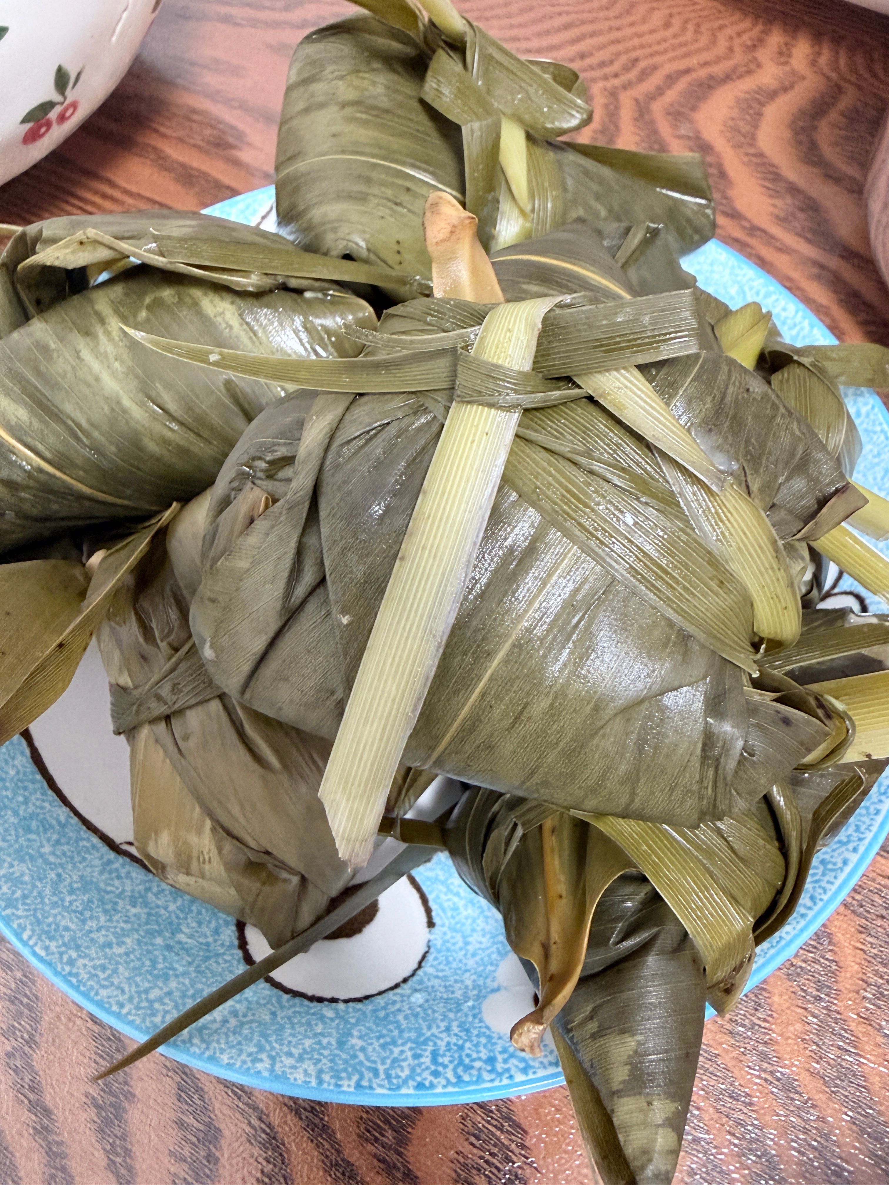 阿姨自己包的粽子！爱心粽子！馅料丰富，感恩呢！好吃！祝大家端午安康！ 
