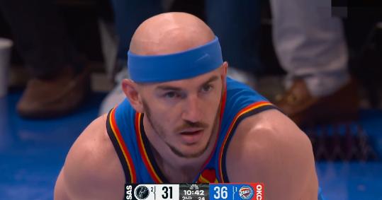 NBA西部决赛的对决依旧焦灼，雷霆继续坐镇主场迎战马刺，双方迎来系列赛第二场的较