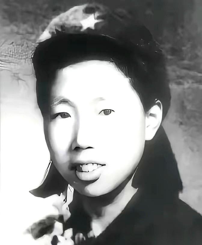 一个女兵，被吊在梁上，打得就剩半口气儿了。
半夜，摸进来个老乡，揣着半块窝头，说