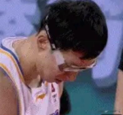 CBA赛场创造记录也很容易，在北京86-88负于吉林的比赛中，北京队员周琦八罚零