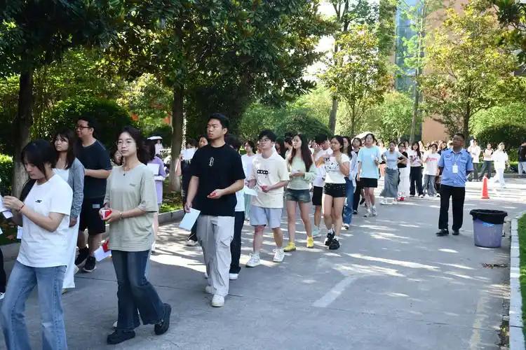 高校在学规模逼近5000万，工厂却缺千万高技能人才，中央开始动专业和招生。

全