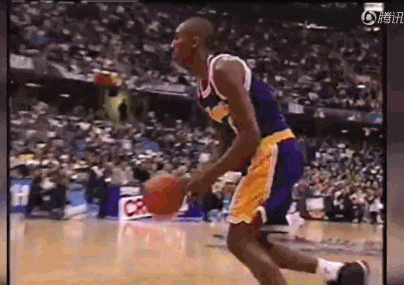 1997年扣篮大赛，科比凭借这个扣篮夺得扣篮大赛的冠军！难度不大，但胜在灵动性！