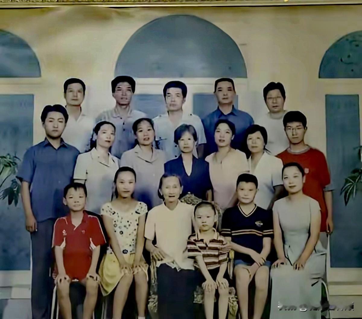 杨靖宇将军后代全家福，不沾光环，低调过日子，好家风看得见。
英雄的荣光记在心里，