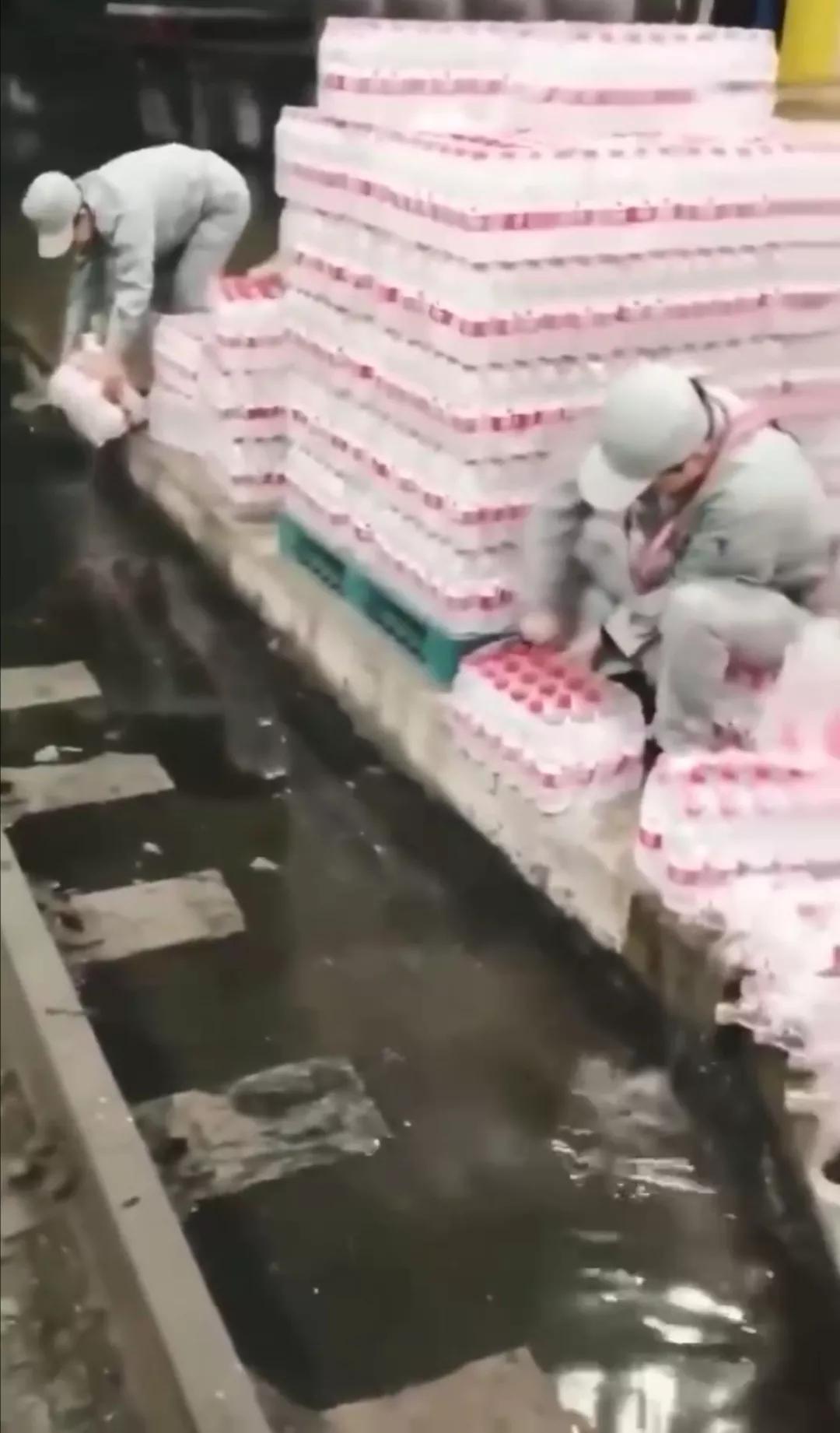 在微信群里看到的视频。不知这是真倒，还是拍摆。这有多少瓶矿泉水？即便对企业不满，