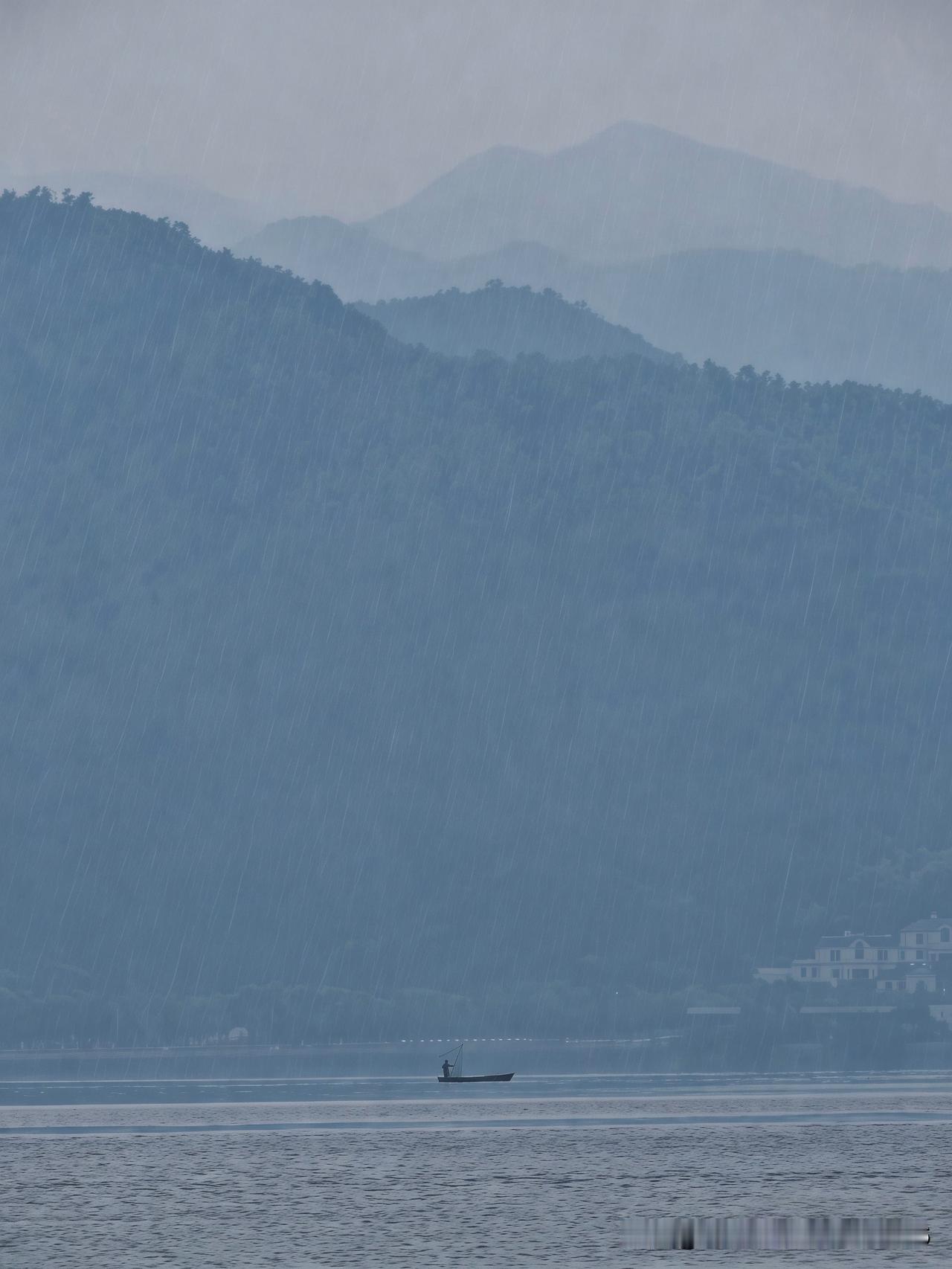 叠岭轻笼寒雾，漫天密雨如丝。
平湖渺渺一舟迟。
青山藏远黛，孤影逐烟漪。
不问人