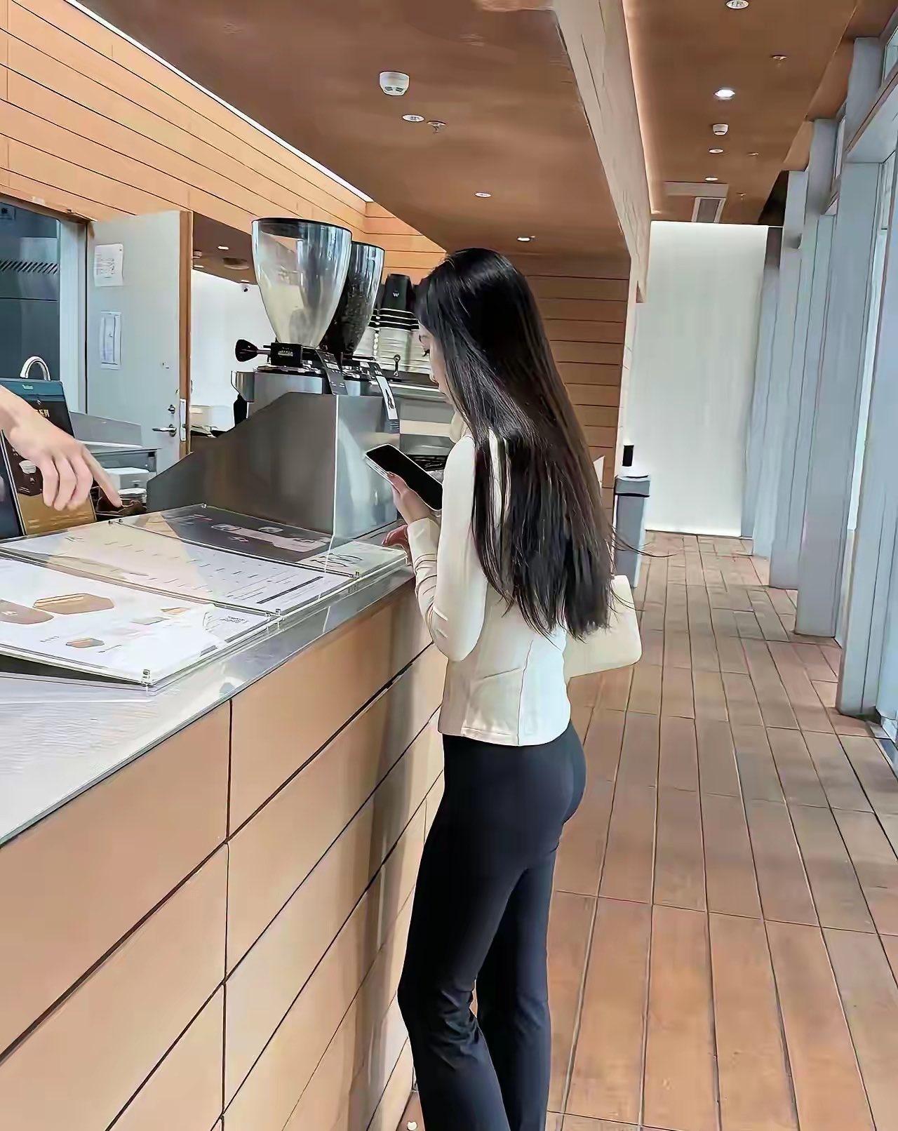咖啡店碰到的这位小姐姐，
气质是真的好啊。
周末闲暇时光可以去咖啡店刷刷手机，