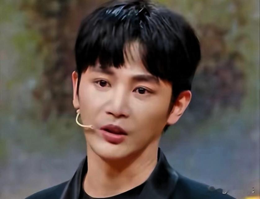 演员孙坚因吐槽工作生活压力陷入舆论风暴，最终删除视频并道歉，这一事件再次将