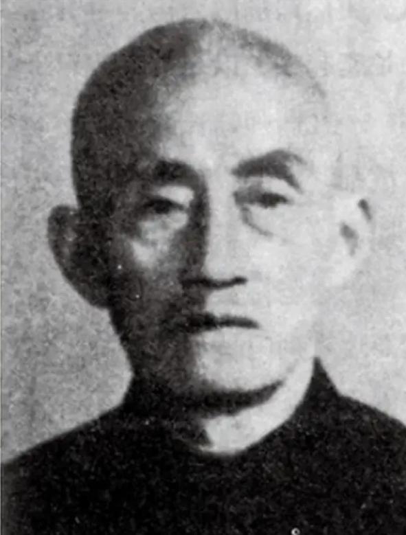 1949 年，一个满脸麻子、身材矮小的中年男人，想到自己刚娶的漂亮小妻子，颤颤巍