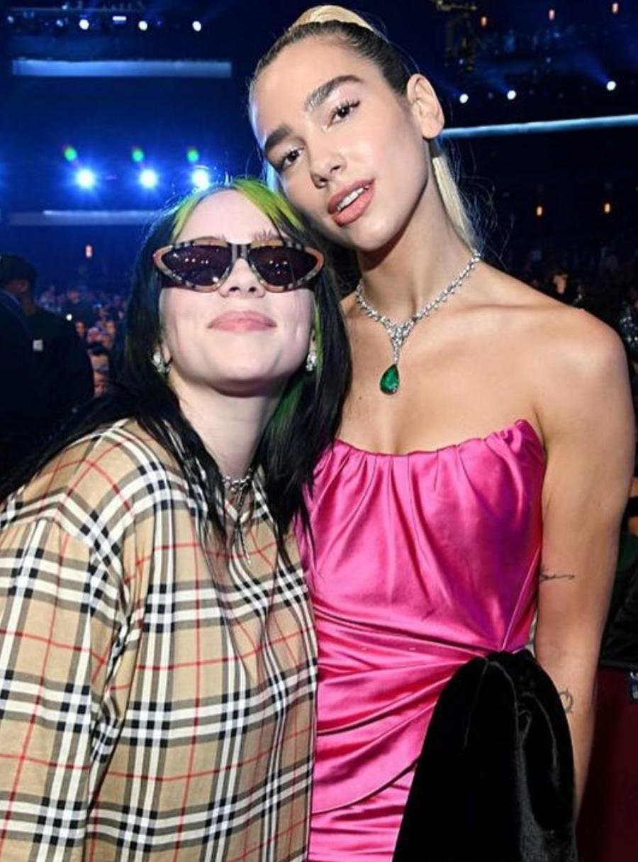 最近，Billie Eilish 跟 Dua Lipa 都把头发染成了红色。
而