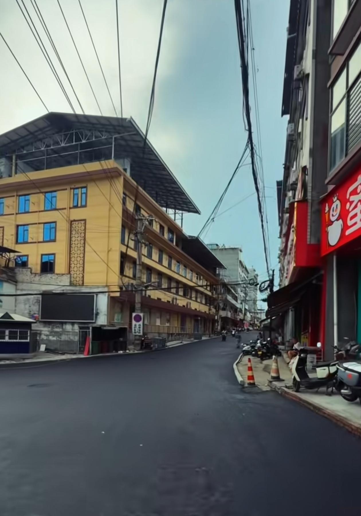 安康张滩镇的沥青路即将竣工，看上去整齐美观，令人眼前一亮。老实说，这条路唯一美中