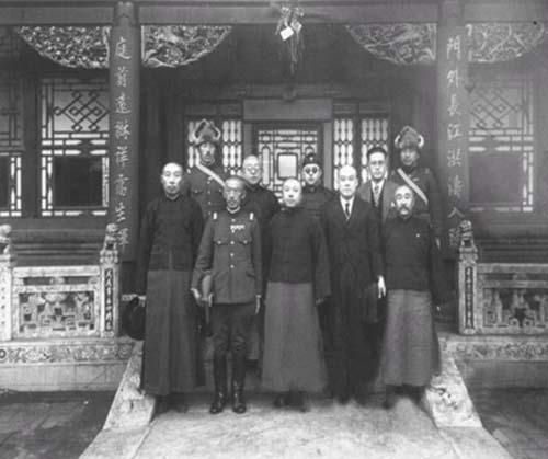 1930 年，中秋节那天，熙洽请军署和省府简任以上官员到他家，开了一个中秋赏月招
