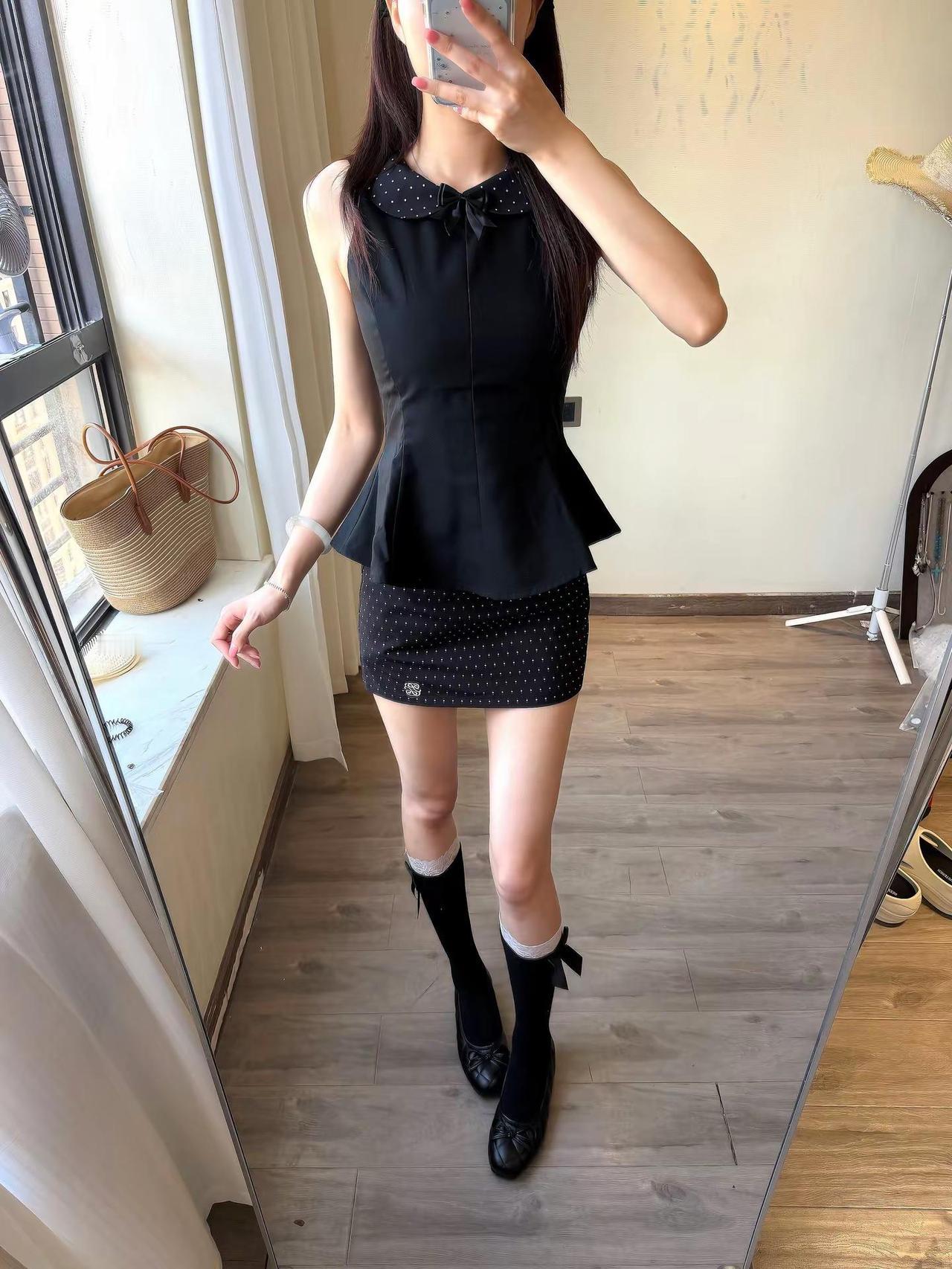 什么风格都驾驭～ootd女生穿搭 180美女穿搭 无袖小黑裙 对镜拍穿搭